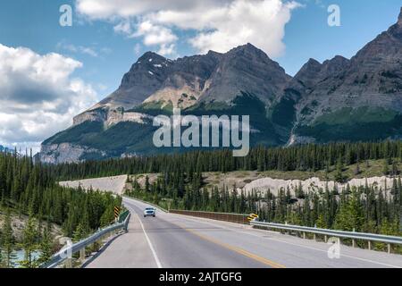 Veicolo in marcia sulla famosa Icefields Parkway itinerario tra i Parchi Nazionali di Banff e Jasper in Alberta, Canada. Foto Stock