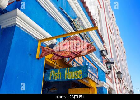 Cartagena, Colombia - 18 dicembre, 2019: Scenic colorate strade di Cartagena nel Getsemani storico quartiere vicino città murata (Ciudad Amurallada) Foto Stock