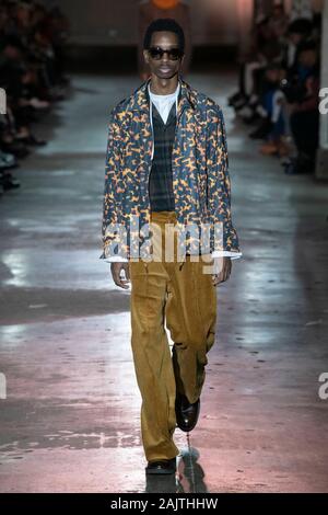 QASIMI AW20 pista durante la London Fashion Week uomini Contatti Gennaio 2020 - Londra, Regno Unito 05/01/2020 | Utilizzo di tutto il mondo Foto Stock