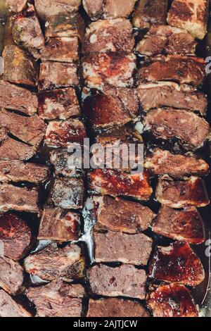 Tre nuove materie prime Black Angus filetto bistecche di manzo su pietra dello sfondo. Messa a fuoco selezionata Foto Stock