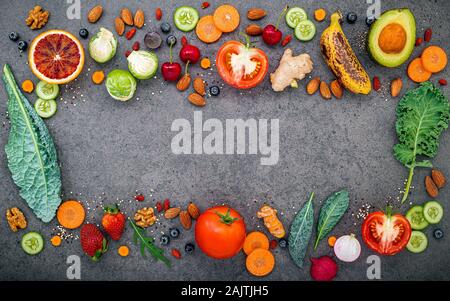 Frutta e legumi vari per frullati salutari sulla pietra scura con sfondo spazio copia. Foto Stock