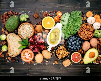 Ingredienti per gli alimenti salutari selezione. Il concetto di cibo sano e impostare su sfondo di legno. Foto Stock