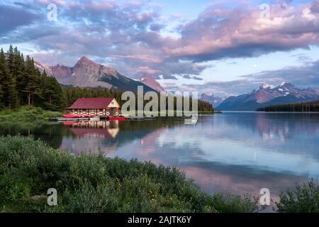 Il Lago Maligne al tramonto, il Parco Nazionale di Jasper, Alberta, Canada. Foto Stock