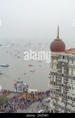 Vista aerea vista dall'hotel Taj con le barche nel mare, mumbai, maharashtra, India del sud Foto Stock