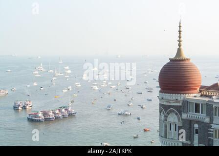 Vista aerea vista dall'hotel Taj con le barche nel mare, mumbai, maharashtra, India del sud Foto Stock