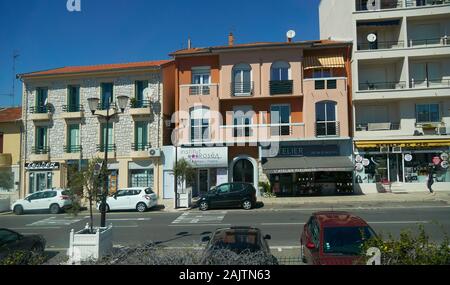 Saint-Laurent-du-Var, Francia - 05 Aprile 2019: Foto scattata durante un viaggio in treno Cannes-Monaco. Vista di Boulevard Jean Ossola. Foto Stock