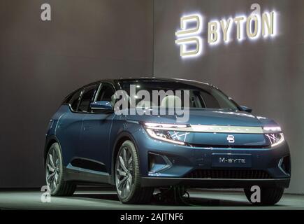Las Vegas, Stati Uniti d'America. 05 gen, 2020. La versione di serie del modello SUV M-byte dell'auto elettrica Byton produttore è sulla tecnologia fair CES. Byton ha ora ricevuto 60 000 prenotazioni per il suo primo modello. Credito: Andrej Sokolow/dpa/Alamy Live News Foto Stock
