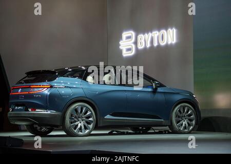 Las Vegas, Stati Uniti d'America. 05 gen, 2020. La versione di serie del modello SUV M-byte dell'auto elettrica Byton produttore è sulla tecnologia fair CES. Byton ha ora ricevuto 60 000 prenotazioni per il suo primo modello. Credito: Andrej Sokolow/dpa/Alamy Live News Foto Stock