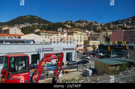 Nizza, Francia - 05 Aprile 2019: Foto scattata durante un viaggio in treno Cannes-Monaco. Vista di Rue du Dr Ciais street. Foto Stock