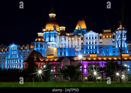 Sochi, Krasnodar Krai-June 9, 2018: bellissimo paesaggio notturno con una vista dell'illuminazione di Sochi Park. Foto Stock