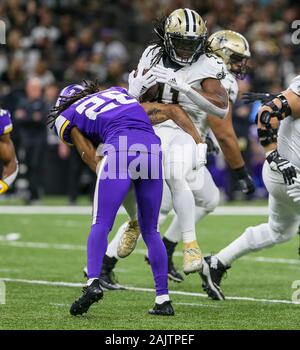 New Orleans, LA, Stati Uniti d'America. Gen 5, 2020. New Orleans Saints running back Alvin Kamara (41) viene portato fuori i suoi piedi dalla Minnesota Vikings defensive back trae Waynes (26) durante la NFL Wild Card Playoff azione tra New Orleans Saints e i Minnesota Vikings della Mercedes Benz Superdome di New Orleans, LA. Jonathan Mailhes/CSM/Alamy Live News Foto Stock