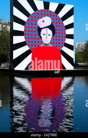 AGA Khan Museum, Toronto, Ontario, arte africana all'aperto accanto alla fontana Foto Stock