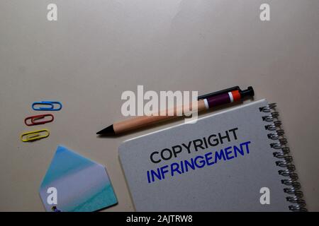 Violazione del copyright di scrivere su un Libro isolato sulla scrivania in ufficio Foto Stock