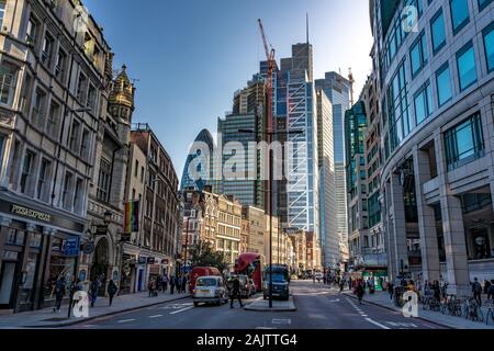 LONDON, Regno Unito - 18 settembre: si tratta di un punto di vista di Bishopsgate Street, una strada trafficata nella città di Londra il quartiere finanziario il 18 settembre 2 Foto Stock