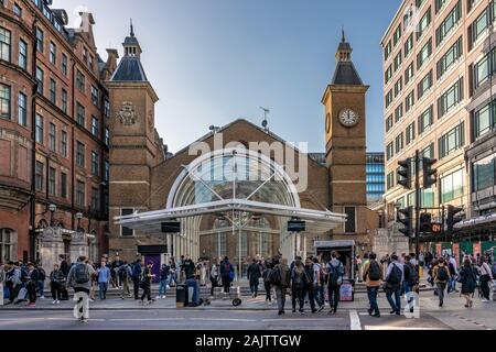 LONDON, Regno Unito - 18 settembre: Liverpool Street station, un hub di trasporto che è sia una stazione ferroviaria ed è inoltre collegato al und Foto Stock