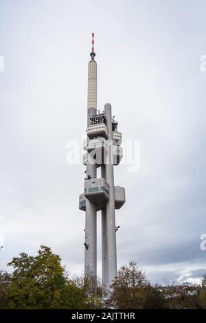 Panorama di Praga torre televisiva, nel quartiere di Zizkov, nella collezione autunno durante un pomeriggio piovoso. Chiamato anche Zizkovsky Vysilac, Zizkov TV Tower è Foto Stock