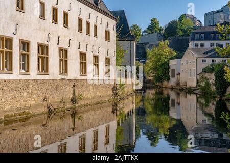 Città di Lussemburgo, Lussemburgo - 21 settembre: Vista della città vecchia architettura tradizionale lungo il fiume Alzette il 21 settembre 2019 in Lussemburgo Foto Stock