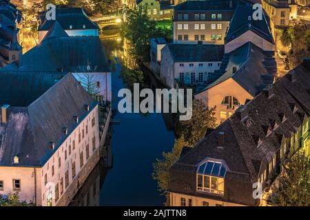 Città di Lussemburgo, Lussemburgo - 21 settembre: questa è una vista serale della città vecchia storica architettura lungo il fiume Alzette il 21 settembre 2019 in Foto Stock