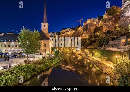 Città di Lussemburgo, Lussemburgo - 21 settembre: vista serale del Notre Damme Cattedrale lungo il fiume Alzette nella zona vecchia della città il 21 settembre 20 Foto Stock