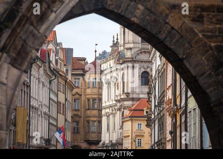 Tipici edifici medievali nel quartiere di Mala Strana, sul Mostecka street, con i vecchi edifici residenziali nella città vecchia, il cen storico Foto Stock