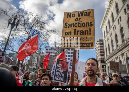 Pechino, USA. 4 gennaio, 2020. Le persone che frequentano una protesta contro la morte di alto profilo comandante iraniano Soleimani Qassem in San Francisco, negli Stati Uniti, gennaio 4, 2020. Credito: Li Jianguo/Xinhua/Alamy Live News Foto Stock