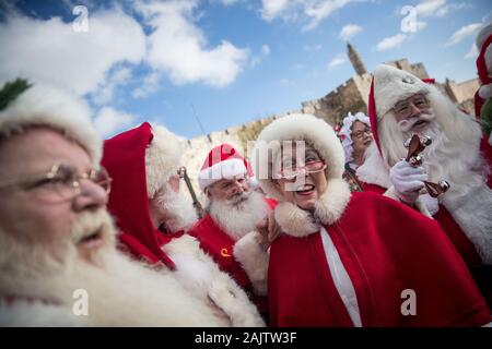 (200106) -- PECHINO, Gennaio 6, 2020 (Xinhua) -- la gente vestita come Babbo Natale Visita Gerusalemme la città vecchia, a gennaio 5, 2020. (JINI via Xinhua) Foto Stock