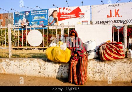 Giovane ragazza di villaggio in cerca di aiuto nella grande città di Ahmedabad Foto Stock