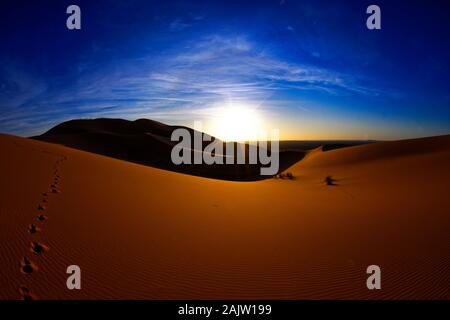 Il paesaggio del Deserto vicino a Merzouga, piccolo villaggio in Marocco, noto per la sua vicinanza a Erg Chebbi, i turisti in visita in Marocco, descritto come un deserto di loro Foto Stock