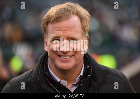 Philadelphia, PA, Stati Uniti d'America. 05 gen, 2020. Il Commissario NFL Roger Goodell passeggiate il diversivo prima dell'NFC wild card match tra i Seattle Seahawks e Philadelphia Eagles al Lincoln Financial Field di Philadelphia, PA. Credito: csm/Alamy Live News Foto Stock