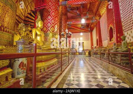 Ayuthaya, Tailandia - 29 Novembre 2019: bella statua di Buddha nel Wat Phananchoeng Worawihan, Ayuthaya, Thailandia. Foto Stock