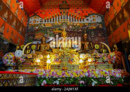 Ayuthaya, Tailandia - 29 Novembre 2019: bella statua di Buddha nel Wat Phananchoeng Worawihan, Ayuthaya, Thailandia. Foto Stock