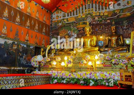 Ayuthaya, Tailandia - 29 Novembre 2019: bella statua di Buddha nel Wat Phananchoeng Worawihan, Ayuthaya, Thailandia. Foto Stock