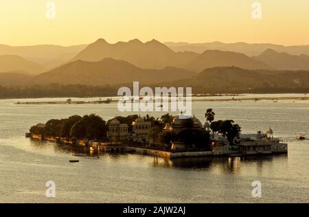 Jag Mandir sul lago Pichola, uno dei più bei palazzi di Udaipur Foto Stock