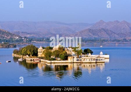 Jag Mandir sul lago Pichola, uno dei più bei palazzi di Udaipur Foto Stock