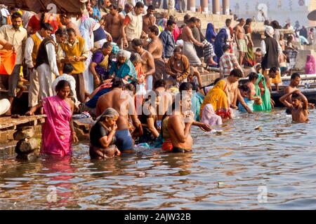 Il ghats di Varanasi sono impegnati con i pellegrini ogni mattina Foto Stock