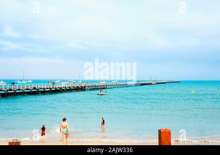 Beachport, Australia - Dicembre, 30, 2019: Beachport pier e coloro che godono di estate sulla spiaggia. Il Molo Beachport è il secondo più lungo in st Foto Stock