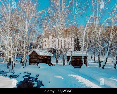 Xinjiang, Xinjiang, Cina. Il 6 gennaio, 2020. Xinjiang, Cina-Gennaio 4, 2020 - lo scenario naturale del villaggio Hemu, degli Altai nello Xinjiang in inverno.Le case di legno e boschi qui sono coperti con la neve e il paesaggio è assolutamente bellissimo. Credito: SIPA Asia/ZUMA filo/Alamy Live News Foto Stock