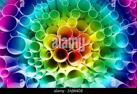 Colore arcobaleno di canalizzazioni in PVC impilati in sito in costruzione Foto Stock