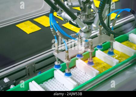 Trasportatore della linea di prodotto per unità di imballaggio di alta tecnologia e automatico di macchina per il confezionamento di prodotti alimentari per uso industriale Foto Stock