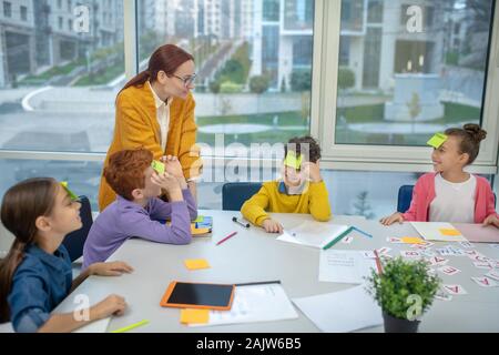 Insegnante moderare un interessante gioco a scuola Foto Stock