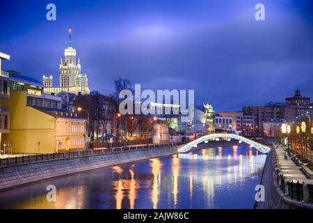 = canale Vodootvodny e Ponte Sadovnichesky in blu ora in vacanze invernali = Vista da Chugunny (Cast-Iron) ponte su Vodootvodny (drenaggio) Canal Foto Stock