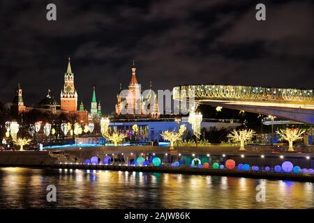 = Anno Nuovo Molo di Zaryadye Park e a Mosca i punti di riferimento nella notte invernale = vista dal terrapieno Raushskaya Moskva-Reka di Mosca (Fiume) su Floating Foto Stock