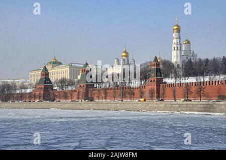 = Moscow Kremlin e congelate di fiume Moskva in nevicata. Febbraio 2017 = vista sul bellissimo complesso architettonico del Cremlino di Mosca e il fiume congelato Foto Stock