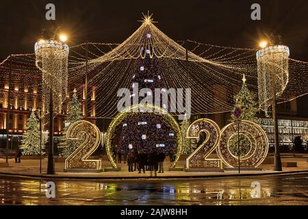 = felice Nuovo Anno 2020 Da Mosca Lubyanka Square = bella e festosa Nuovo Anno decorazioni su Lubyanka square di fronte all edificio FSB (ex Foto Stock