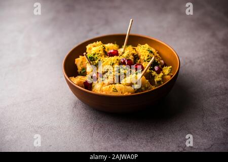 Alo chaat o Alu chat è un popolare cibo di strada proveniente dal subcontinente indiano, in particolare l'India del nord. È facile preparare la ricetta del cibo Foto Stock