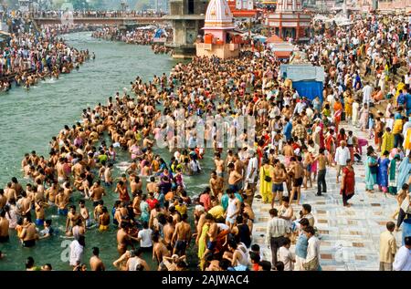 Migliaia di persone tenendo bagno a Har-Ki-Pauri-Ghat, la famosa la balneazione-ghat in Haridwar Foto Stock