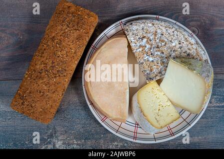 Formaggi e Tomme de Savoie, il formaggio francese Savoia, sulle alpi francesi Francia. Foto Stock