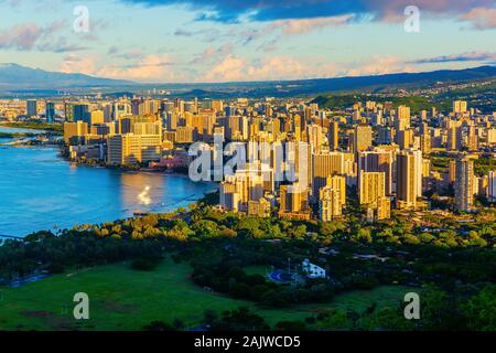 Vista dalla cima del Cratere del Diamond Head su Honolulu Oahu, Hawaii, di sunrise Foto Stock