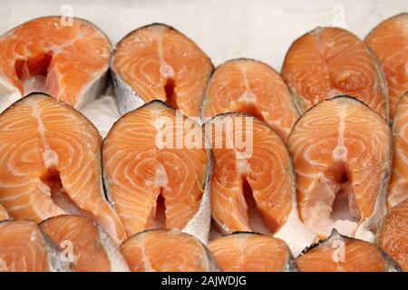 Rosa fresca filetti di salmone nel ghiaccio. Pesce rosso nel mercato, il concetto di alimenti sani con grassi omega, l'industria della pesca Foto Stock
