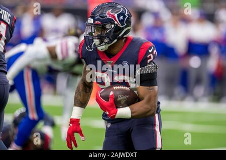 4 gennaio 2020: Houston Texans running back Carlos Hyde (23) porta la palla durante il secondo trimestre di un NFL Football playoff gioco tra le fatture della Buffalo e Houston Texans al NRG Stadium di Houston, TX. I Texans hanno vinto 22 a 19 in lavoro straordinario.Trask Smith/CSM Foto Stock